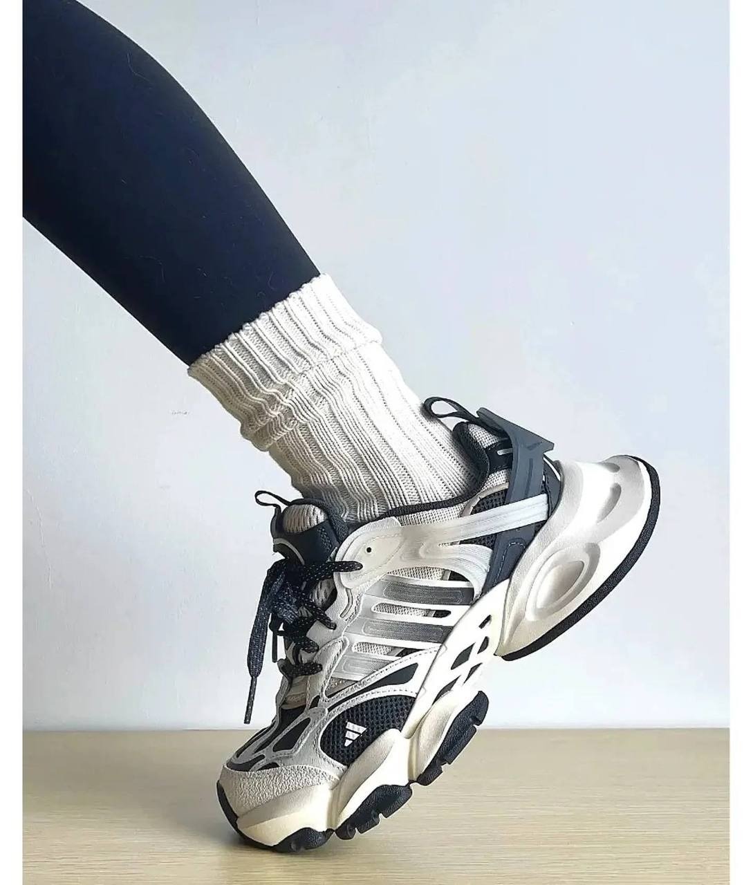 Adidas Кросівки унісекс Adidas Vento Xlg Runner Deluxe White залишки розмірів